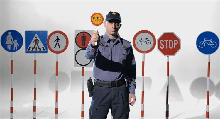 Slika Policajac drži stop palicu